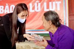 Ca sĩ Thủy Tiên đóng tài khoản ủng hộ miền Trung
