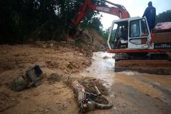 Xuyên đêm xới tung hiện trường sạt lở, tìm thấy 1 nạn nhân tại mương nước cách 20 mét