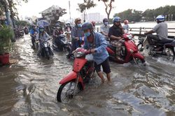 Người dân Sài Gòn lại bì bõm lội nước về nhà ngày triều cường đạt đỉnh