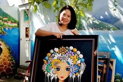 Bà mẹ làm tranh đẹp mê ly từ phế liệu bỏ đi