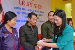 Phó Chủ tịch HĐND tỉnh Cao Thị Hiền vui hội Đại đoàn kết cùng nhân dân TX Thái Hòa
