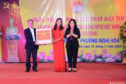Đồng chí Nguyễn Thị Kim Chi dự Ngày hội Đại đoàn kết ở Thị xã Cửa Lò