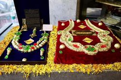 Bánh dát vàng hút khách tại Ấn Độ dịp lễ Diwali