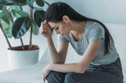 Mẹ vợ định lên thăm mà chồng yêu cầu bà phải mua quà cho cả họ nhà chồng, tôi bất bình thì anh đòi 'dạy vợ'