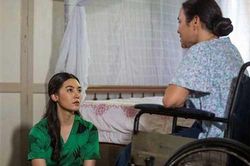 Lúc nguy kịch mẹ chồng gọi tôi vào phòng đưa 2 chỉ vàng và nói một câu khiến tôi giật bắn, ngơ ngác nhìn sang anh hàng xóm đang ngồi cạnh