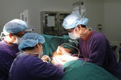 Hồi sinh bộ ngực cho người phụ nữ 64 tuổi sống cảnh 'một mất, một còn' vì ung thư vú