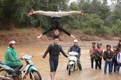 Quốc Cơ - Quốc Nghiệp diễn xiếc giữa dòng nước lũ trong chuyến cứu trợ tại Quảng Trị
