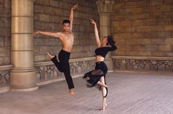 Ý nghĩa đằng sau bộ ảnh khiêu vũ tuyệt đẹp của vợ chồng Khánh Thi – Phan Hiển