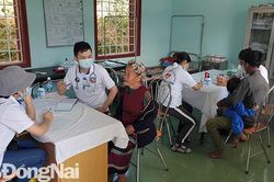 Bác sĩ Đồng Nai khám bệnh, phát thuốc, tặng quà cho đồng bào miền Trung