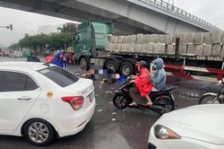 Hai mẹ con đi xe máy tử vong sau va chạm với xe ô tô đầu kéo