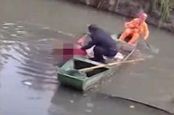 Cãi nhau với chồng rồi nhảy sông tự tử, người phụ nữ sau khi được cảnh sát giải cứu đã trả ơn bằng hành động khiến ai cũng phẫn nộ
