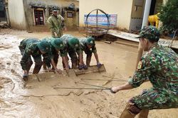 Tiếng ê a đọc bài trong ngôi trường từng bị lũ bùn vùi lấp