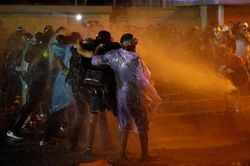 Phe biểu tình gia tăng đối đầu với cảnh sát Thái, 18 người bị thương