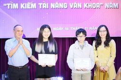 Trao học bổng Văn khoa cho sinh viên khoa Văn học