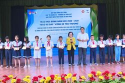 Trao 200 suất học bổng quỹ 'Vừ A Dính' tại Kiên Giang