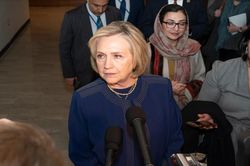 Đám đông ủng hộ Tổng thống Trump 'bao vây' nhà, đòi nhốt bà Clinton