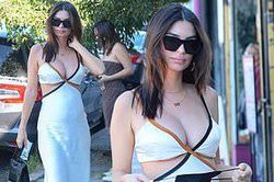 Mẫu nội y Emily Ratajkowski mặc sexy khoe ngực đầy dù đang mang bầu