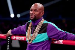 'Độc cô cầu bại' Mayweather tái xuất trên sàn đấu MMA?