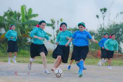 Thôn nữ mặc váy rực rỡ tranh bóng ở Quảng Ninh