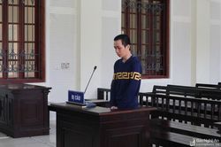 Giận mẹ vì không cho tiền uống rượu, con trai cầm dao đâm vào ngực bố