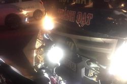 Xe máy 'găm' đầu xe tải trên Quốc lộ 48B ở Nghệ An, 2 phu hồ nhập viện