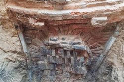 Phong tục tang lễ tàn khốc nhất Trung Quốc: Xây mộ 'chôn sống' cha mẹ già, mỗi ngày đưa cơm kèm theo một viên gạch