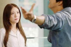 Lý do khiến vợ trẻ liên tục 'đẽo tiền' khiến chồng đứng không vững, tim đau nhói