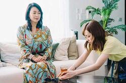 Chăm mẹ bạn trai ốm cả tháng, ngày khỏe lại bác đặt vào tay tôi một chỉ vàng và cái kết