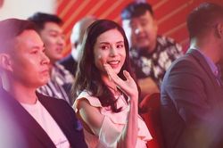 Sở hữu vóc dáng chuẩn nhưng Lý Nhược Đồng lại lộ rõ khuyết điểm của tuổi tác