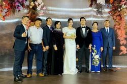 'Soi' váy và hoa cưới của cô dâu Viên Minh, nhìn đơn giản nhưng 'bóc' giá thì ai cũng hết hồn