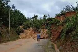 Vội vã vứt lại xe máy chạy thoát thân tránh quả núi đang đổ ập xuống