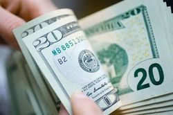 Vắc xin ngừa COVID-19 có thể khiến giá USD giảm tới 20% trong năm sau