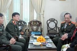Thứ trưởng Nguyễn Văn Thành thăm hỏi thân nhân các cố nhà giáo CAND
