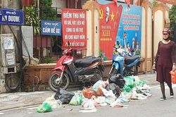 Hà Nội: Người dân phố An Dương khốn khổ vì rác chất đầy đường