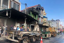 Sau cú va chạm, xe đầu kéo bốc cháy lan vào nhà dân