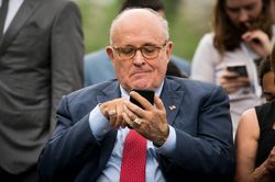 Luật sư của ông Trump đòi 20.000 USD/ngày để đi kiện?
