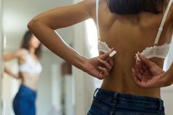 Vì sao không nên mặc một chiếc áo lót trong 2 ngày liên tiếp?
