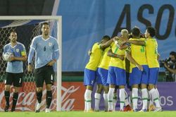 Cavani bị truất quyền thi đấu, Uruguay bại trận trước Brazil