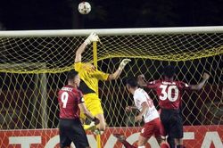 Văn Lâm không thắng được VAR và penalty để cứu Muangthong