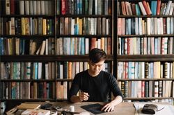 Chàng trai 9X tốt nghiệp trường ĐH Ngoại thương trở thành nghệ sĩ calligraphy hàng đầu