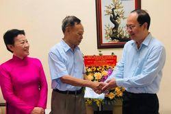 Lãnh đạo thành phố thăm, chúc mừng các nhà giáo tiêu biểu