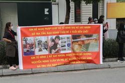 Xử vụ bé 3 tuổi bị mẹ cùng bố dượng đánh tử vong: Dân đòi tử hình