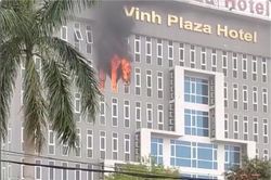 Cháy khách sạn Vinh Plaza, khách lưu trú hoảng loạn tháo chạy