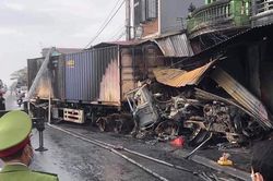 Xe container đâm vào nhà dân, tài xế tử vong trong cabin bốc cháy