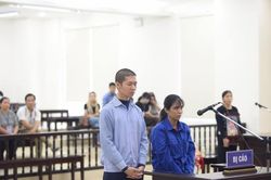 Mẹ và cha dượng hành hạ con đến chết và phiên tòa đẫm nước mắt