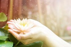Không lưu luyến quá khứ, sống cho hiện lại và không sợ tương lai