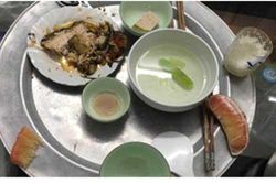 Nhìn mâm cơm như đồ thừa chồng để phần, vợ giận dữ hất tung rồi nói 1 câu khiến gã ăn bám thất kinh