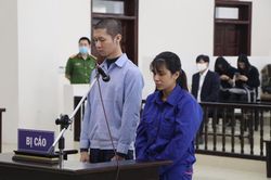 Nhiều người căng băng rôn trước tòa đề nghị xử nghiêm vụ mẹ đẻ, cha dượng đánh đập con gái 3 tuổi tử vong