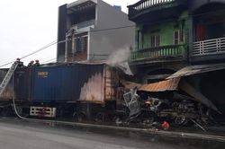 Xe container lao vào nhà dân bốc cháy sau va chạm giao thông, tài xế tử vong trong cabin