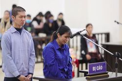 Nước mắt người mẹ tại tòa xét xử con gái bạo hành cháu tử vong: 'Lan Anh làm sai trái vì quá u mê'